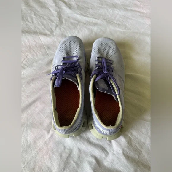 On cloud shoes - Picture 2 of 11